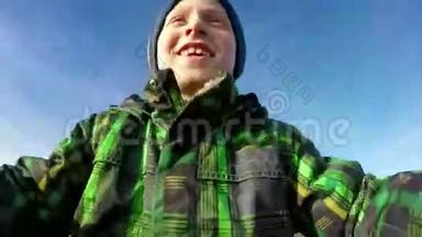 UHD4K(3840x2160)：Kick滑板<strong>车车把手</strong>上的活动摄像头显示小男孩笑脸